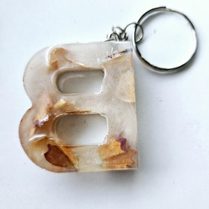 Brelok literka B przezroczysta z kredkami obierkami