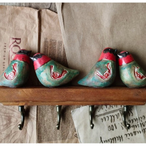 Wieszak z ptaszkami o czerwonych główkach