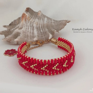 Bransoletka "gąsieniczka" czerwono-złota w jodełkę - wykończenia ze stali chirurgicznej