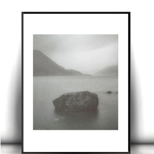 czarno biały plakat na ścianę, skandynawski plakat A4, biało czarny plakat z pejzażem, szary plakat do domu, pejzaż plakat 21x30