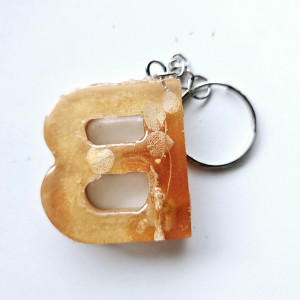 Brelok literka B bursztynowa z płatkami hortensji