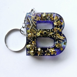 Brelok literka B galaxy fioletowa z gwiazdkami i kulkami złota