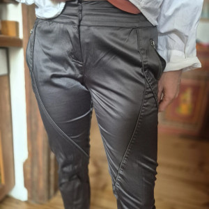 Szare spodnie firmy Mohito