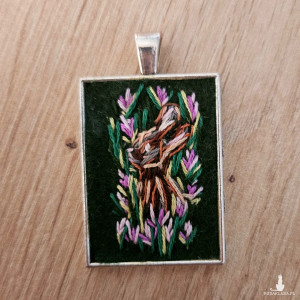 Recznie haftowany wisior królik w lawendzie/wrzosach