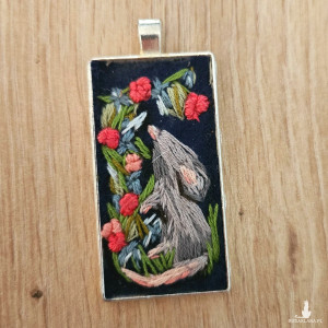 Recznie haftowany wisior myszka z różyczkami