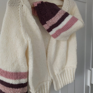 Sweter z kolorowymi rękawami