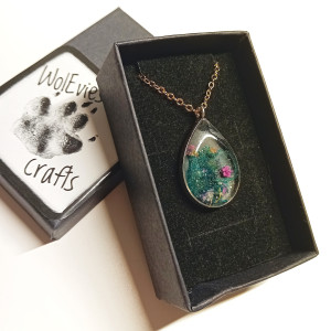 Wisiorek z Żywicy Epoksydowej z Suszoną Gipsówką - Handmade