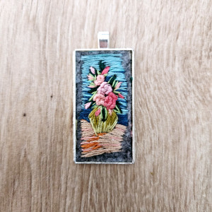 Recznie haftowany wisior wazon z kwiatami