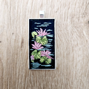 Recznie haftowany wisior nenufary lilie wodne