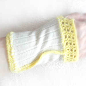 pastelowe mitenki, kremowe mitenki, lekkie mitenki na ręce, ecru rękawiczki, jasne mitenki, prezent dla dziewczyny, prezent dla kobiety