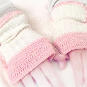 pastelowe mitenki, lekkie mitenki na ręce, różowo-kremowe mitenki, rękawiczki mitenki, jasne mitenki, prezent dla dziewczyny, prezent dla kobiety