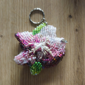Brelok z haftu koralikowego kwiat