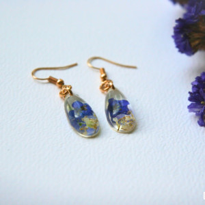 Kolczyki wiszące łezki z żywicy z kwiatami farbownika