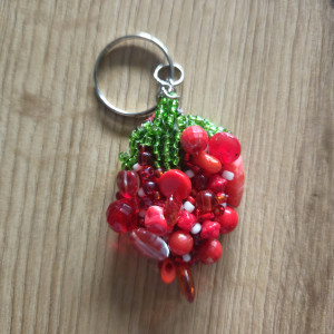 Brelok z haftu koralikowego truskawka