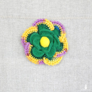 6525 szydełkowa broszka, kolorowa, przestrzenna; kwiat; zielona, żółta, fioletowa