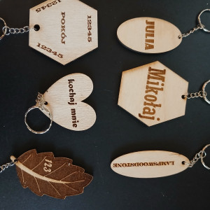 Firmowy brelok  drewniany z logo numeracja zawieszka do kluczy ,breloki .
