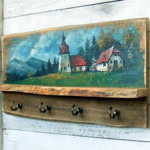 Drewniany wieszak z malowanym pejzażem - Kościół w górach