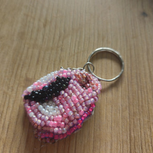 Brelok z haftu koralikowego filiżanka z kawą