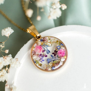 Wisiorek z kompozycją kwiatową