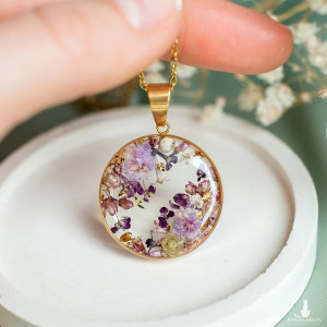 Wisiorek z kompozycją kwiatową