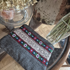 szara ludowa kosmetyczka z koronką