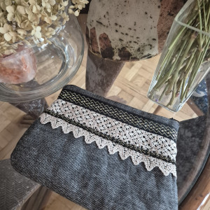 szara ludowa kosmetyczka z koronką