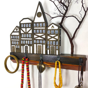 Rustykalny wieszak na biżuterię i klucze –  kamieniczki w stylu architektury szachulcowej
