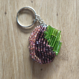 Brelok z haftu koralikowego śliwka z listkiem