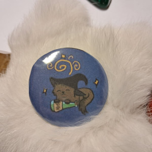 przypinka z kotem czarownicą brązowym