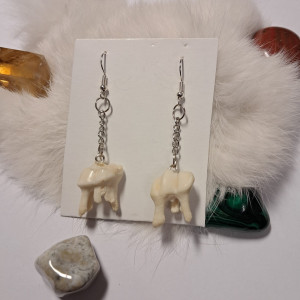 kolczyki z zębami jelenia