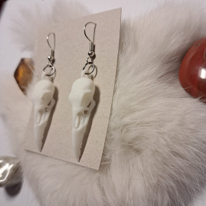 kolczyki z mini czaszkami kruka