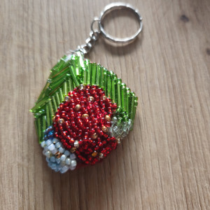 Brelok z haftu koralikowego truskawka z listkiem
