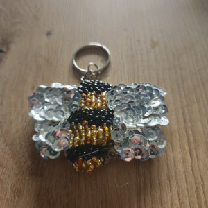 Brelok z haftu koralikowego pszczoła