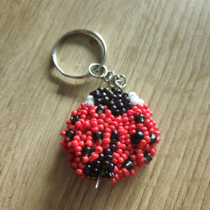 Brelok z haftu koralikowego biedronka