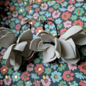 Kolczyki kwiaty leciutkie biale