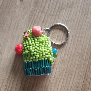 Brelok z haftu koralikowego kwiat kaktus w doniczce