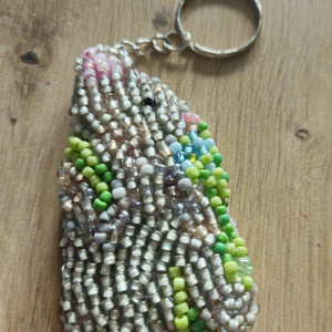 Brelok z haftu koralikowego myszka myszka krolik w trawie na Wielkanoc