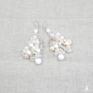 6378 białe, kremowe, beżowe kolczyki; białe chwosty z koralików;