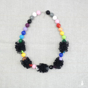 6413 długie, czarne, kolorowe, tęczowe korale; koronkowe korale;