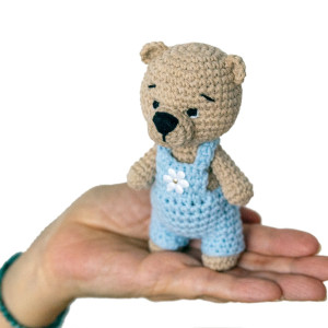 Szydełkowy miś w ogrodniczkach