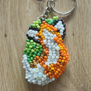 Brelok z haftu koralikowego lisek w trawie