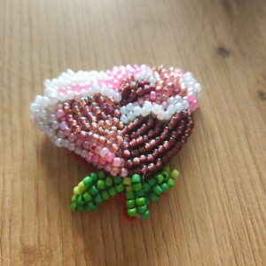 Broszka z haftu koralikowego róża