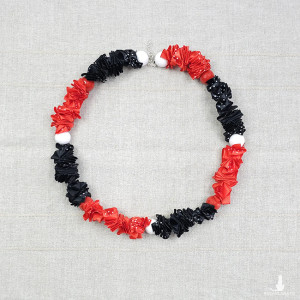 6411 długie, czerwone, czarne, białe korale; naszyjnik