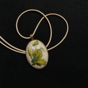 Ręcznie haftowany wisior BIAŁA DAMA