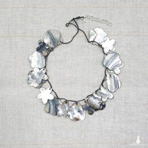 6338 grafitowy, czarny naszyjnik; masa perłowa