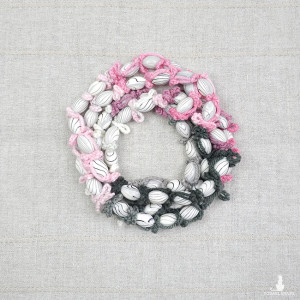 6626 długie, efektowne korale; białe, szare, różowe