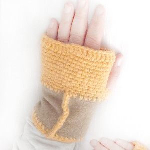 ocieplacze na ręce, mitenki z wełny, pastelowe mitenki, beżowe mitenki, rękawiczki mitenki, brązowe mitenki, wełniane mitenki, ciepłe mitenki boho, prezent dla dziewczyny, prezent dla kobiety