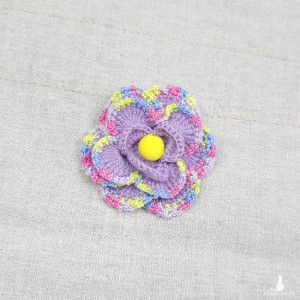 6544 szydełkowa broszka, kolorowa, przestrzenna; kwiat; fioletowa, żółta