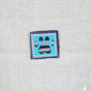 5896 broszka haft krzyżykowy rękodzieło