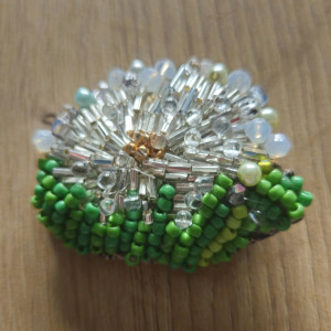 Broszka z haftu koralikowego dmuchawiec mlecz latawiec